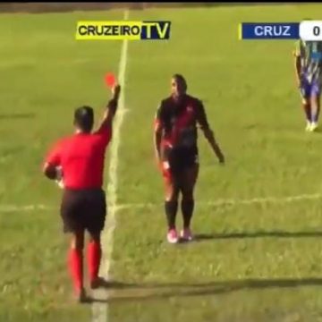 HIZO PIPI EN PLENA ACCIÓN DEL JUEGO; ¡FUE EXPULSADO!