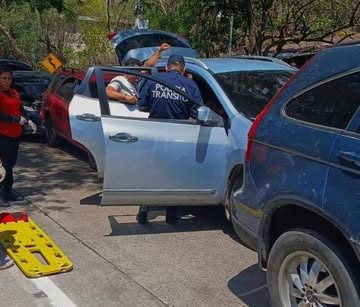 MÚLTIPLE ACCIDENTE DE TRÁNSITO EN LA CARRETERA METAPÁN-SANTA ANA DEJA VARIOS VEHÍCULOS DAÑADOS Y UN HERIDO