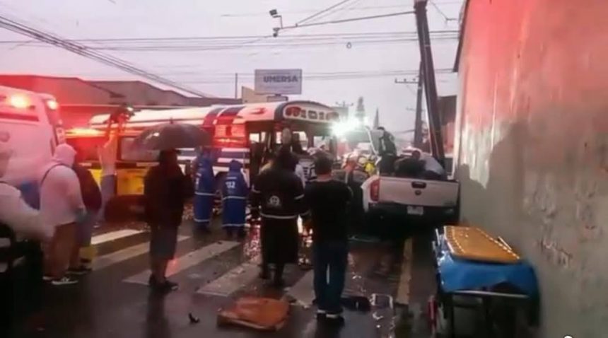 UNA PERSONA MUERTA Y OTRA HERIDA EN FUERTE ACCIDENTE DE TRÁNSITO EN SANTA TECLA.