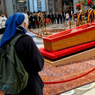 LA MONJA AMIGA DEL PAPA FRANCISCO QUE SE SALTÓ EL PROTOCOLO PARA LLORAR SU MUERTE.