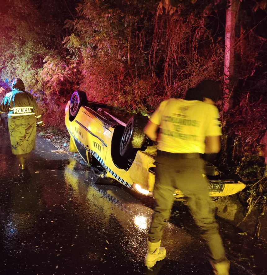 HOMBRE ESTUVO A PUNTO DE PERDER LA VIDA TRAS SER EMBESTIDO POR RASTRA EN CARRETERA A SONSONATE