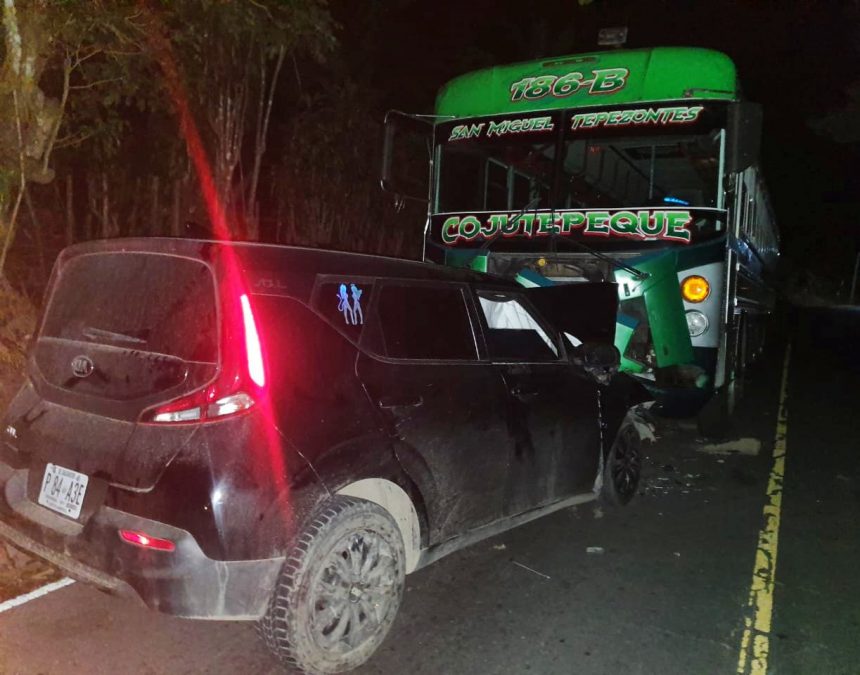 CHOQUE ENTRE VEHÍCULO Y BUS DE LA RUTA 186B EN CUSCATLÁN SUR POR MANIOBRA IMPRUDENTE