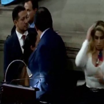 ESCÁNDALO EN EL CONGRESO DE GUATEMALA: DOS DIPUTADAS SE AGARRAN DEL PELO EN PLENA SESIÓN.