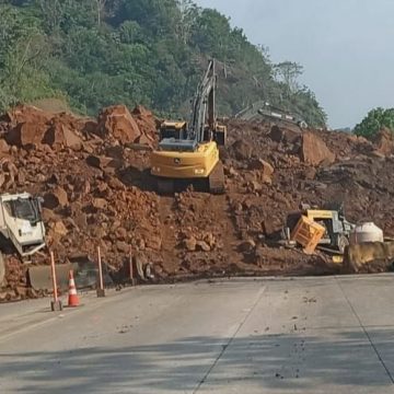 COLAPSO DE TALUDES EN LOS CHORROS BLOQUEA PASO HACIA SAN SALVADOR Y COLAPSA TRÁNSITO DESDE EL OCCIDENTE.