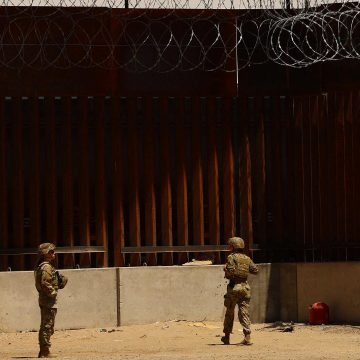 EE. UU. ACUSA A 28 MIGRANTES POR CRUZAR ZONA MILITAR EN LA FRONTERA CON MÉXICO