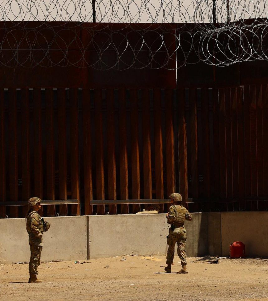 EE. UU. ACUSA A 28 MIGRANTES POR CRUZAR ZONA MILITAR EN LA FRONTERA CON MÉXICO