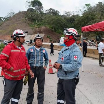CUERPOS DE EMERGENCIA MANTIENEN VIGILANCIA TRAS DERRUMBE EN CARRETERA LOS CHORROS