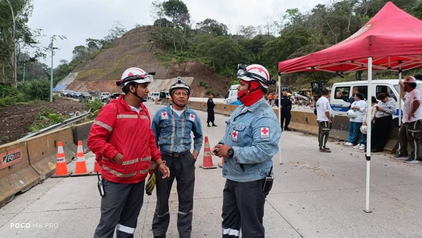 CUERPOS DE EMERGENCIA MANTIENEN VIGILANCIA TRAS DERRUMBE EN CARRETERA LOS CHORROS