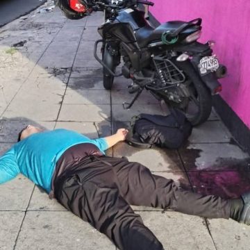 PREFIRIÓ DORMIR QUE MANEJAR EBRIO: MOTOCICLISTA AMANECE EN UNA ACERA DEL CENTRO DE SAN SALVADOR