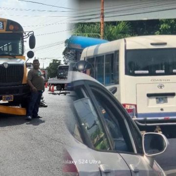 DOS ACCIDENTES SIMULTANEOS  DE TRÁNSITO EN SANTA ANA COMPLICA EL TRÁFICO EN LA ZONA DE LA CALLE ALDEA SAN ANTONIO.