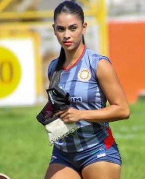 ANA MIRANDA, LA JUGADORA SALVADOREÑA QUE DESTACA DENTRO Y FUERA DE LAS CANCHAS
