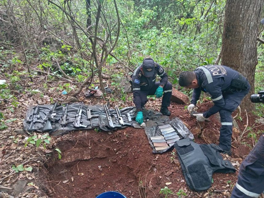 LOCALIZAN ARSENAL ENTERRADO POR PANDILLAS EN SAN VICENTE