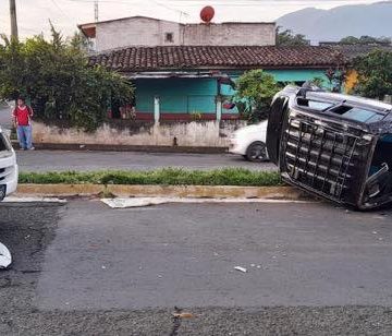 MUJER LESIONADA TRAS VUELCO DE VEHÍCULO EN CARRETERA A AHUACHAPÁN