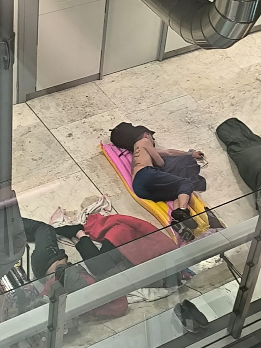 ESCÁNDALO EN AEROPUERTO DE MADRID: MÁS DE 500 SIN TECHO VIVEN EN LA TERMINAL 4 ENTRE CHINCHES Y BAÑOS INSALUBRES
