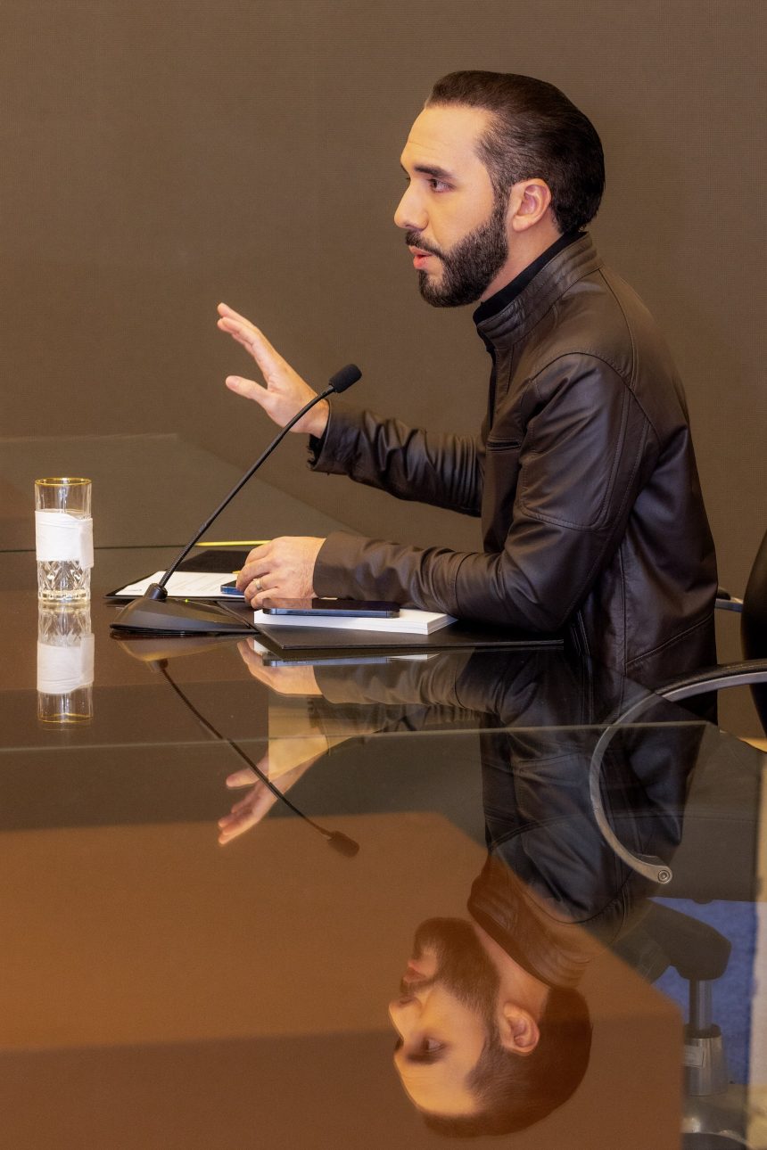 NAYIB BUKELE AMENAZA CON CÁRCEL A TRANSPORTISTAS QUE NO RESPETEN LA GRATUIDAD DEL SERVICIO.