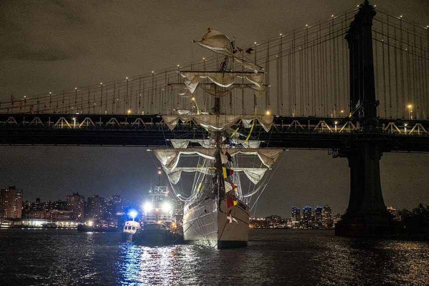 BUQUE CUAUHTÉMOC DE LA ARMADA DE MÉXICO CHOCA CONTRA EL PUENTE DE BROOKLYN EN NUEVA YORK