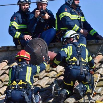VATICANO INSTALA CHIMENEA QUE ANUNCIARÁ ELECCIÓN DEL NUEVO PAPA.
