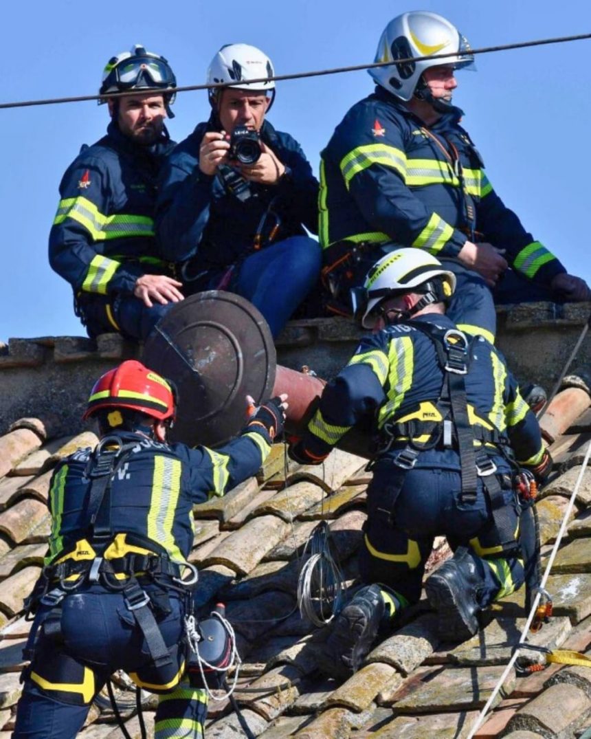 VATICANO INSTALA CHIMENEA QUE ANUNCIARÁ ELECCIÓN DEL NUEVO PAPA.