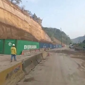 MOP INSTALA CONTENEDORES EN CARRETERA LOS CHORROS PARA FRENAR DERRUMBES Y REABRIR PASO VEHICULAR