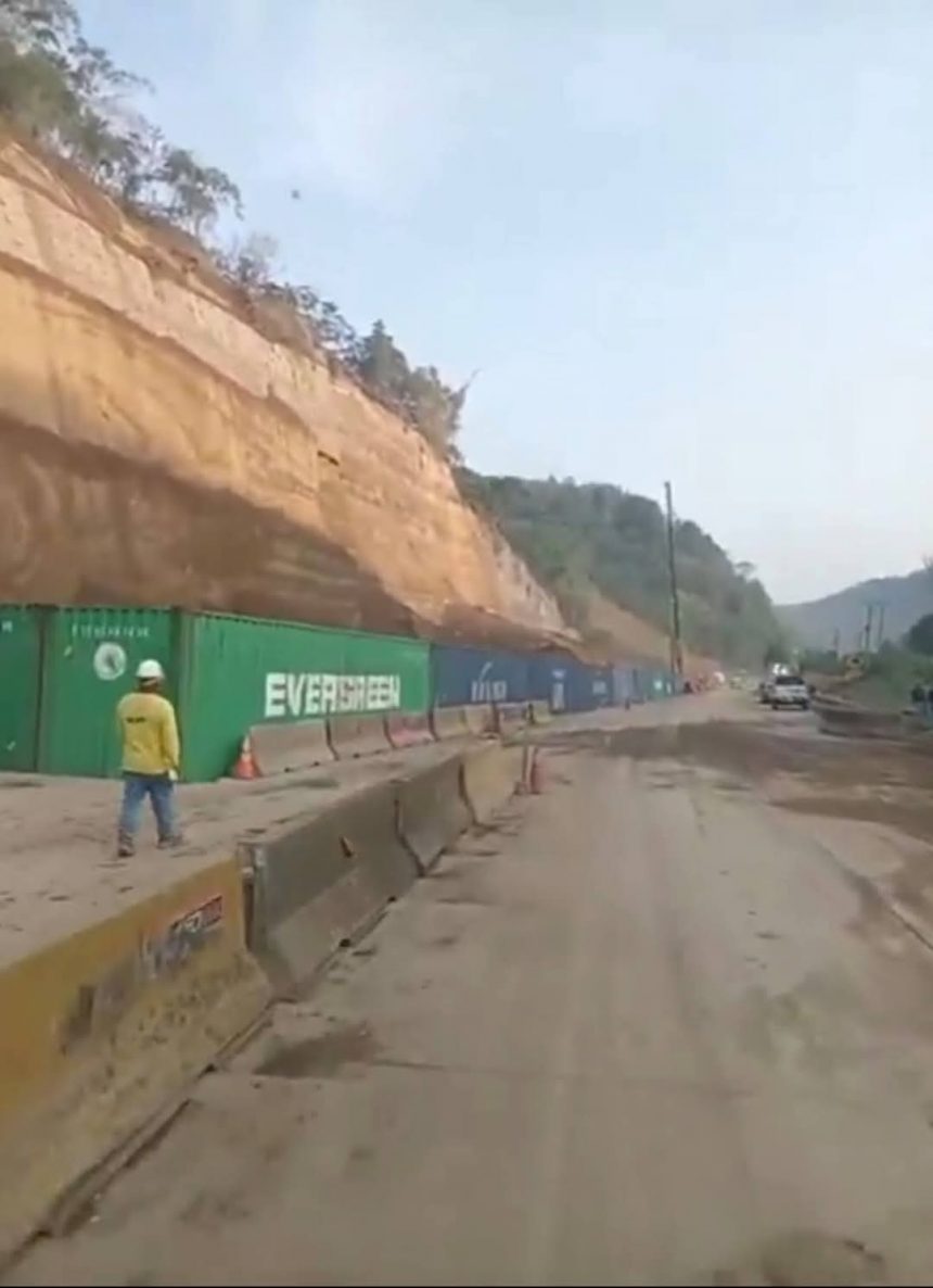 MOP INSTALA CONTENEDORES EN CARRETERA LOS CHORROS PARA FRENAR DERRUMBES Y REABRIR PASO VEHICULAR
