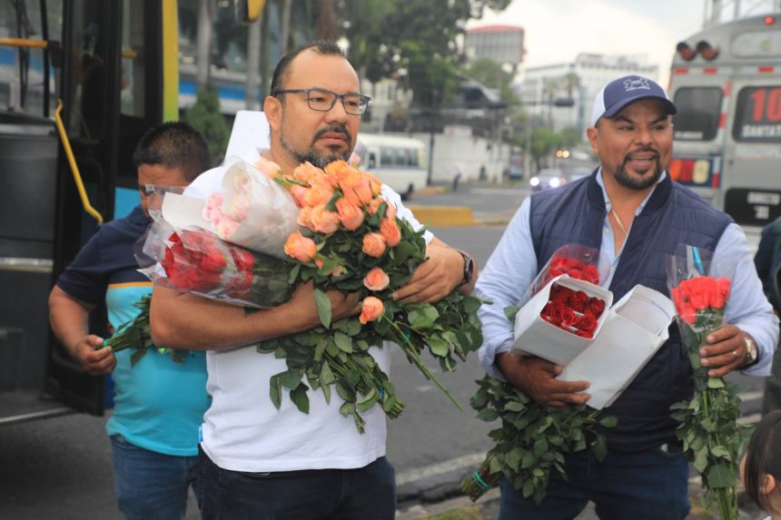 EN EL DÍA DE LAS MADRES, EMPRESARIOS DEL TRANSPORTE REGALAN ROSAS A USUARIAS EN SAN SALVADOR