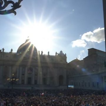 ¡HABEMUS PAPAM! HUMO BLANCO EN EL VATICANO ANUNCIA LA ELECCIÓN DE UN NUEVO PAPA