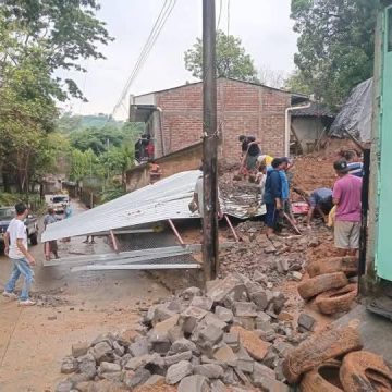 LLUVIAS PROVOCAN COLAPSO DE MURO EN SAN FRANCISCO GOTERA: DOS VEHÍCULOS FUERON AFECTADOS.