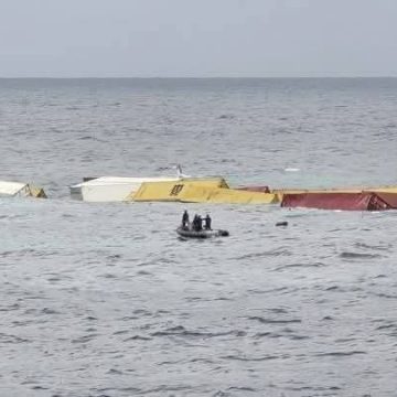 ALERTA MÁXIMA EN INDIA TRAS HUNDIMIENTO DE BUQUE CON CARGA PELIGROSA