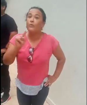 MUJER ES DENUNCIADA EN REDES SOCIALES POR IMPEDIR A ESTUDIANTES SENTARSE EN LA ACERA FRENTE A SU CASA EN SOYAPANGO.