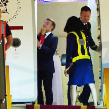 BRIGITTE MACRON DA MANOTAZO A EMMANUEL MACRON EN LLEGADA A VIETNAM: “ESTÁBAMOS BROMEANDO”, DIJO EL MANDATARIO