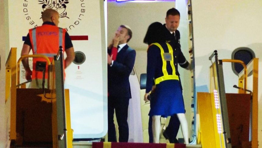 BRIGITTE MACRON DA MANOTAZO A EMMANUEL MACRON EN LLEGADA A VIETNAM: “ESTÁBAMOS BROMEANDO”, DIJO EL MANDATARIO