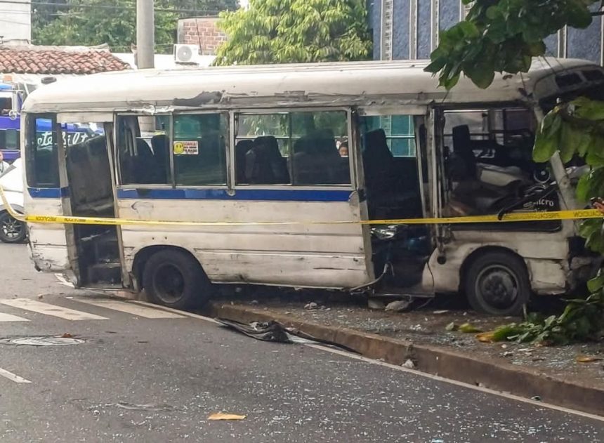 AL MENOS 15 LESIONADOS TRAS FUERTE CHOQUE ENTRE MICROBUS DE LA RUTA 11 Y SEDÁN EN SAN JACINTO