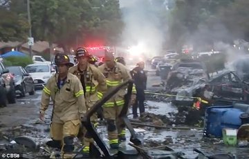 AVIONETA SE ESTRELLA EN SAN DIEGO Y PROVOCA INCENDIOS EN CASAS Y VEHÍCULOS