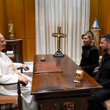 ZELENSKI AGRADECE AL PAPA LEÓN XIV POR SU DISPOSICIÓN A MEDIAR EN POSIBLES CONVERSACIONES DE PAZ ENTRE UCRANIA Y RUSIA