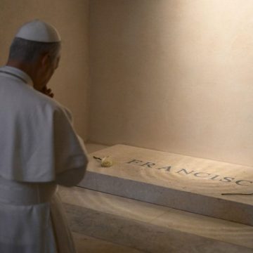 LEÓN XIV VISITA LA TUMBA DE FRANCISCO TRAS SU HISTÓRICA ELECCIÓN COMO PAPA