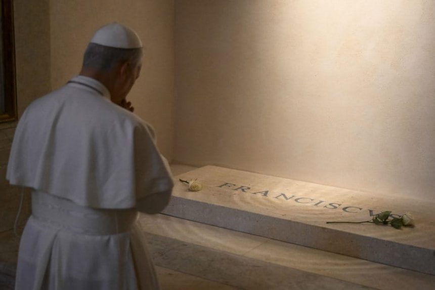 LEÓN XIV VISITA LA TUMBA DE FRANCISCO TRAS SU HISTÓRICA ELECCIÓN COMO PAPA