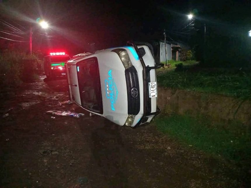 PATRULLA POLICIAL SE ACCIDENTA EN CARRETERA ANTIGUA A SANTA ANA