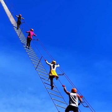 ESCALERA AL CIELO: LA NUEVA ATRACCIÓN EN CHINA A 1,500 METROS DE ALTURA CAUSA FUROR