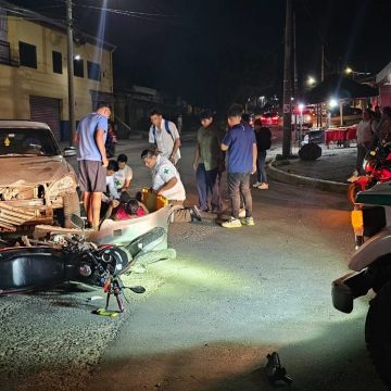 MOTOCICLISTA LESIONADO TRAS SER EMBESTIDO POR UN SEDÁN EN SANTA ANA