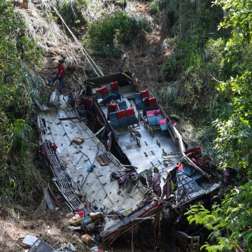 TRAGEDIA EN SRI LANKA: AL MENOS 21 PEREGRINOS MUEREN AL CAER AUTOBÚS POR UN ACANTILADO