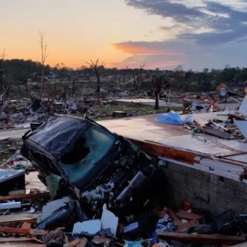 FUERTES TORNADOS DEJAN AL MENOS 21 MUERTOS EN KENTUCKY Y MISURI, ESTADOS UNIDOS