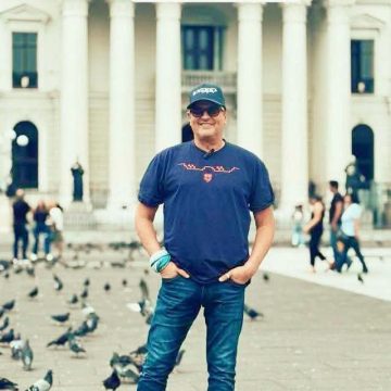 CARLOS VIVES EN EL CENTRO HISTÓRICO DE SAN SALVADOR ANTES DE SU CONCIERTO EN EL CUSCATLÁN