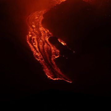 EL VOLCÁN ETNA ENTRA EN ERUPCIÓN CON IMPACTANTE ACTIVIDAD LUMINOSA EN EL SUR DE ITALIA