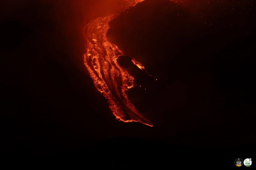 EL VOLCÁN ETNA ENTRA EN ERUPCIÓN CON IMPACTANTE ACTIVIDAD LUMINOSA EN EL SUR DE ITALIA