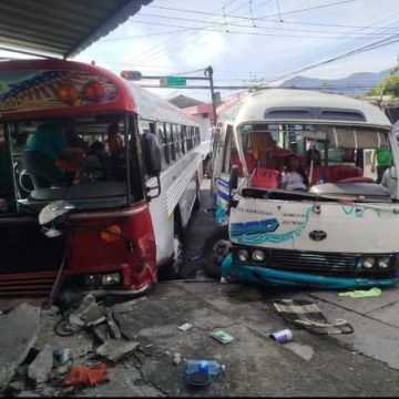 CHOQUE ENTRE BUS Y MICROBÚS DEJA VARIOS LESIONADOS EN LA CALLE 5 DE NOVIEMBRE, SAN SALVADOR