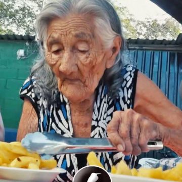 DOÑA SARA, ABUELA DE 106 AÑOS, ES EJEMPLO DE TRABAJO Y ESPERANZA EN SANTA ANA