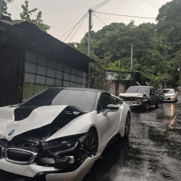 DE LUJO A PÉRDIDA: PICK-UP SIN SEGURO CHOCA CONTRA BMW i8 EN CARRETERA A PLANES