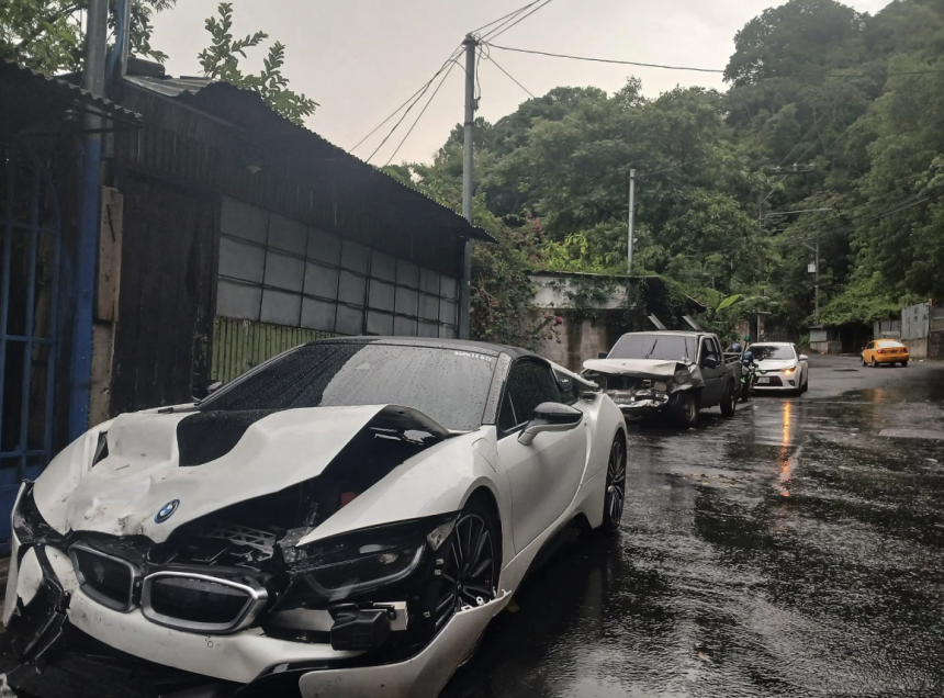 DE LUJO A PÉRDIDA: PICK-UP SIN SEGURO CHOCA CONTRA BMW i8 EN CARRETERA A PLANES