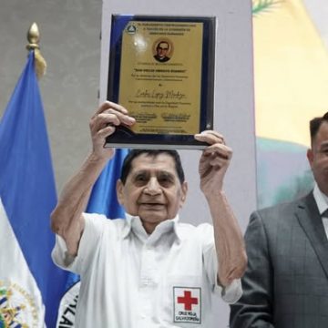 PARLACEN OTORGA PREMIO “SAN ÓSCAR ARNULFO ROMERO” A VOLUNTARIO SALVADOREÑO CON MÁS DE 50 AÑOS DE SERVICIO HUMANITARIO