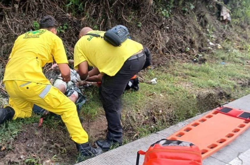 MOTOCICLISTA SUFRE QUEMADURAS TRAS INCENDIO DE SU VEHÍCULO EN CARRETERA A QUEZALTEPEQUE